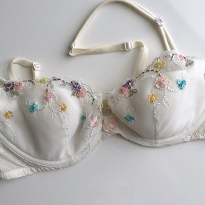 FREE w purchase Victoria’s Secret crystals bra 34B
